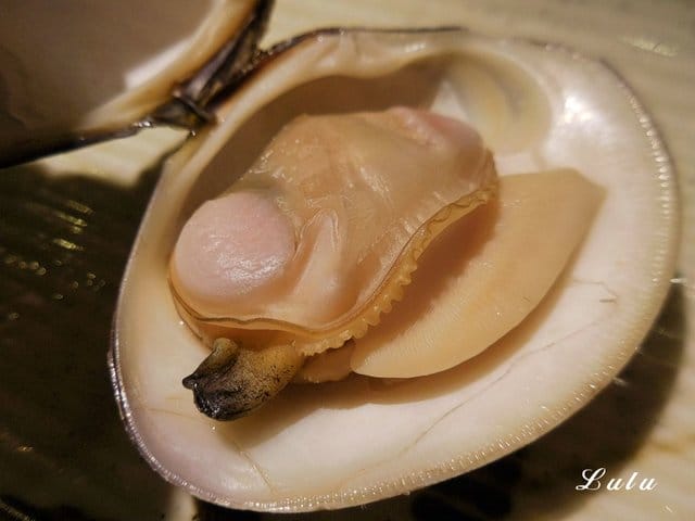 一心拉麵。宜蘭羅東美食推薦。結合中日飲食文化，當日式拉麵遇上宜蘭在地小吃。精心熬煮費時10小時以上的湯頭濃郁，每日限量200碗，賣完就沒有囉！特製滷汁厚切叉燒，經1300度大火炙燒，肉大塊