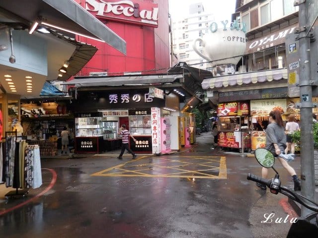台北西門捷運美食推薦。#虎舺炸雞。鮮嫩多汁的炸雞排，性感可口。近捷運西門站6號出口
