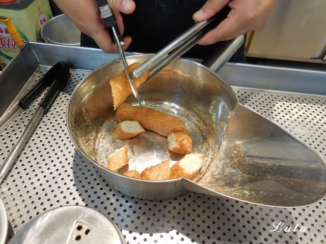 台北西門捷運美食推薦。#虎舺炸雞。鮮嫩多汁的炸雞排，性感可口。近捷運西門站6號出口