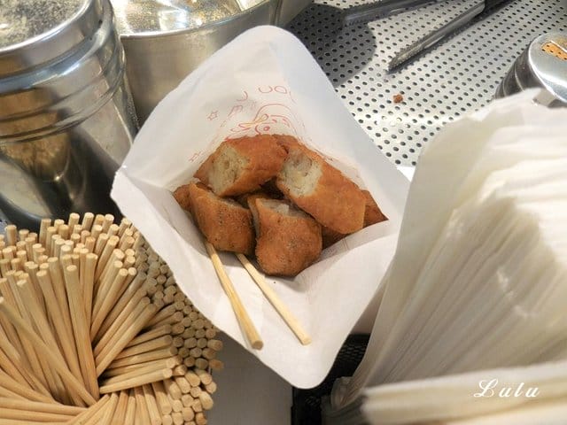 台北西門捷運美食推薦。#虎舺炸雞。鮮嫩多汁的炸雞排，性感可口。近捷運西門站6號出口