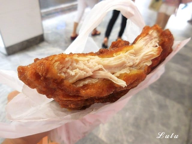 台北西門捷運美食推薦。#虎舺炸雞。鮮嫩多汁的炸雞排，性感可口。近捷運西門站6號出口