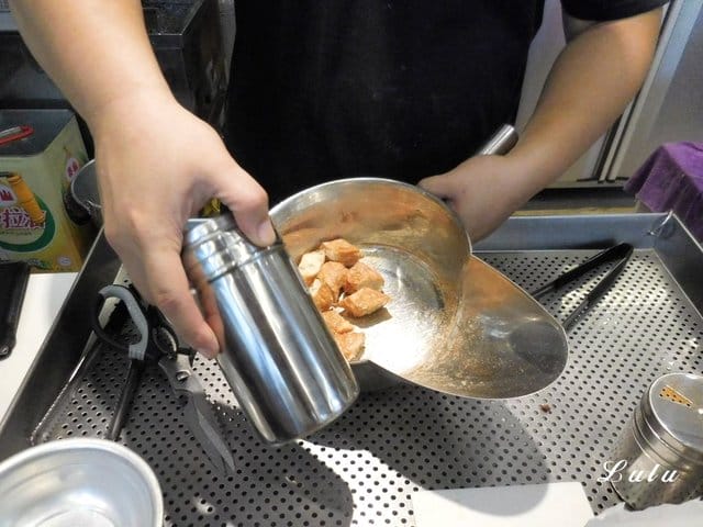 台北西門捷運美食推薦。#虎舺炸雞。鮮嫩多汁的炸雞排，性感可口。近捷運西門站6號出口