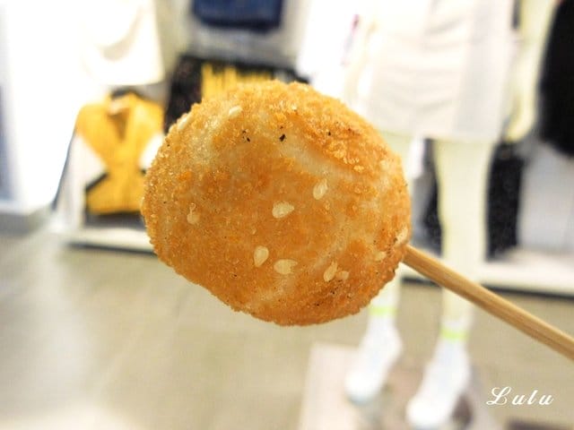台北西門捷運美食推薦。#虎舺炸雞。鮮嫩多汁的炸雞排，性感可口。近捷運西門站6號出口