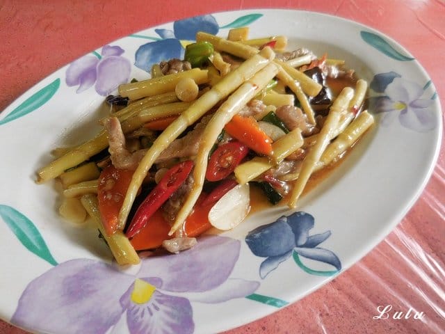 陽明山故鄉海芋餐廳。享受山產美食野菜。提供免費停車場。家族聚餐/三五好友/公司團體