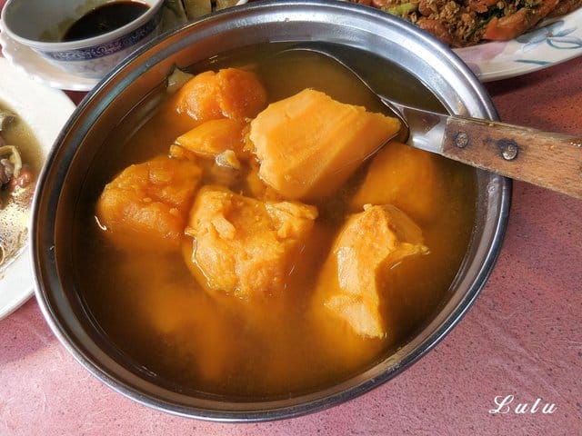 陽明山故鄉海芋餐廳。享受山產美食野菜。提供免費停車場。家族聚餐/三五好友/公司團體