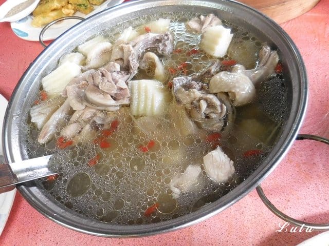 陽明山故鄉海芋餐廳。享受山產美食野菜。提供免費停車場。家族聚餐/三五好友/公司團體