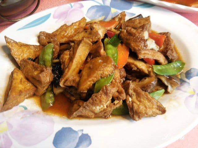陽明山故鄉海芋餐廳。享受山產美食野菜。提供免費停車場。家族聚餐/三五好友/公司團體