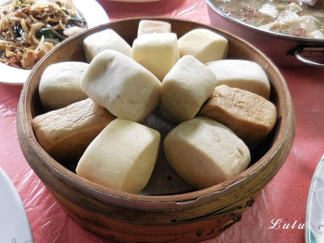 陽明山故鄉海芋餐廳。享受山產美食野菜。提供免費停車場。家族聚餐/三五好友/公司團體