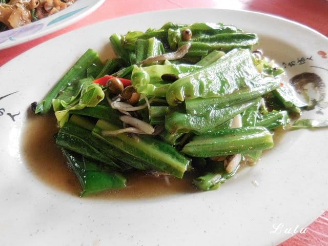 陽明山故鄉海芋餐廳。享受山產美食野菜。提供免費停車場。家族聚餐/三五好友/公司團體