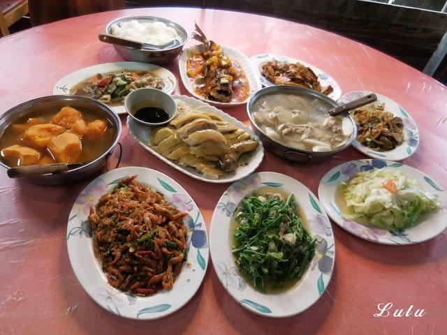 陽明山故鄉海芋餐廳。享受山產美食野菜。提供免費停車場。家族聚餐/三五好友/公司團體