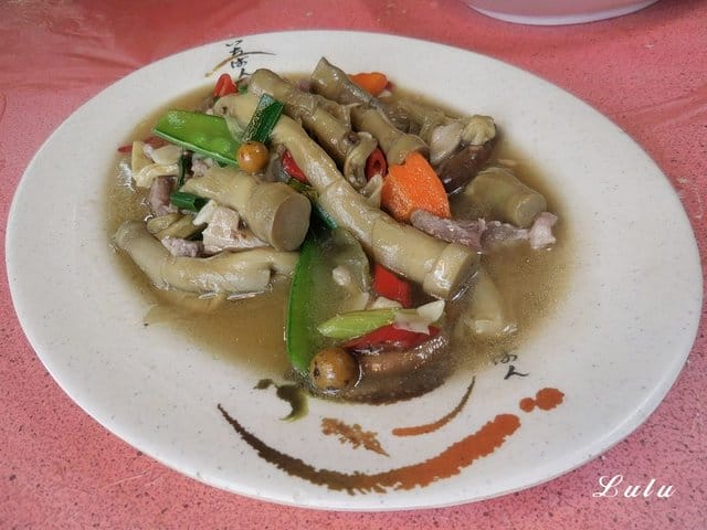 陽明山故鄉海芋餐廳。享受山產美食野菜。提供免費停車場。家族聚餐/三五好友/公司團體
