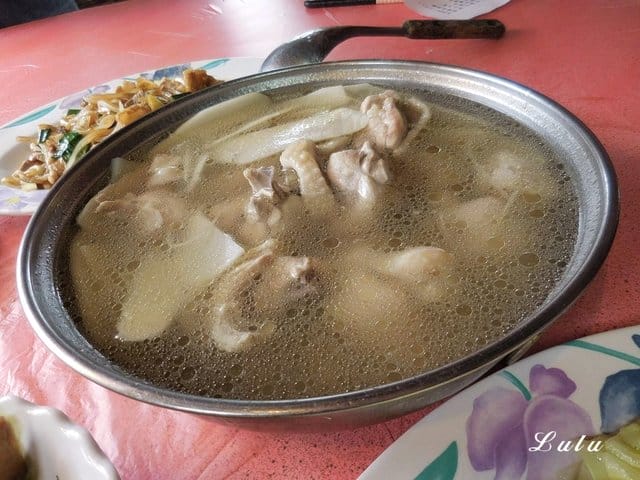 陽明山故鄉海芋餐廳。享受山產美食野菜。提供免費停車場。家族聚餐/三五好友/公司團體