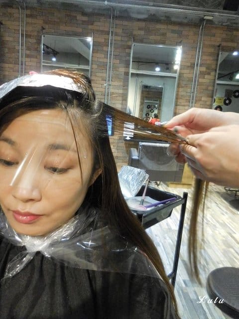 內湖染髮推薦，特別推薦加慕秀內湖店設計師Cheery專業用心設計，呵護秀髮不受損，階段式挑染，讓頭髮更有立體線條感「毫無美肌真實分享體驗推薦」