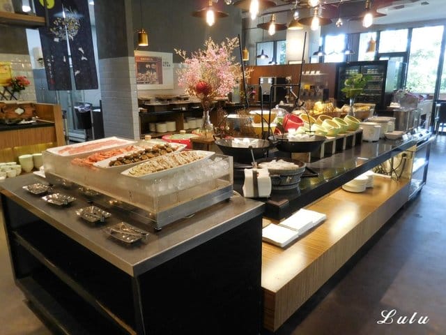 奇麗灣珍奶文化館。宜蘭免費景點推薦。好吃、好玩又好拍。大人、小朋友都喜歡的DIY手搖珍珠奶茶體驗。假日限定/牛排海鮮百匯，燈泡珍奶喝到飽