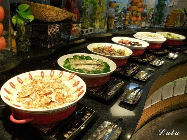奇麗灣珍奶文化館。宜蘭免費景點推薦。好吃、好玩又好拍。大人、小朋友都喜歡的DIY手搖珍珠奶茶體驗。假日限定/牛排海鮮百匯，燈泡珍奶喝到飽