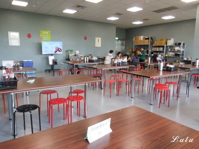 奇麗灣珍奶文化館。宜蘭免費景點推薦。好吃、好玩又好拍。大人、小朋友都喜歡的DIY手搖珍珠奶茶體驗。假日限定/牛排海鮮百匯，燈泡珍奶喝到飽