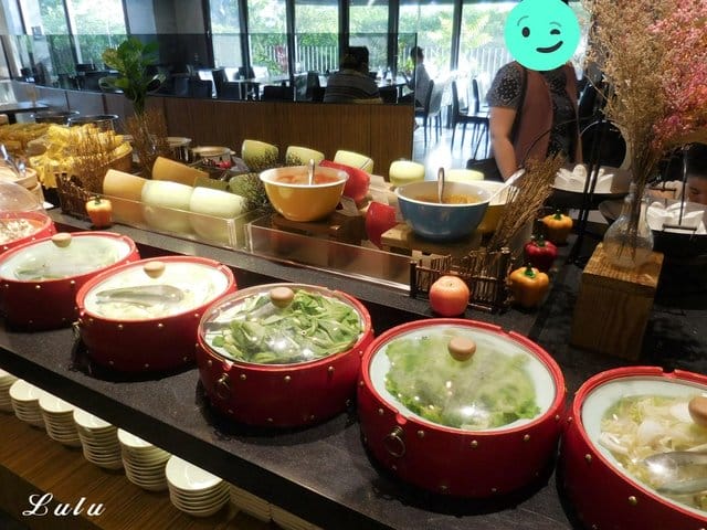 奇麗灣珍奶文化館。宜蘭免費景點推薦。好吃、好玩又好拍。大人、小朋友都喜歡的DIY手搖珍珠奶茶體驗。假日限定/牛排海鮮百匯，燈泡珍奶喝到飽