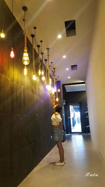 奇麗灣珍奶文化館。宜蘭免費景點推薦。好吃、好玩又好拍。大人、小朋友都喜歡的DIY手搖珍珠奶茶體驗。假日限定/牛排海鮮百匯，燈泡珍奶喝到飽