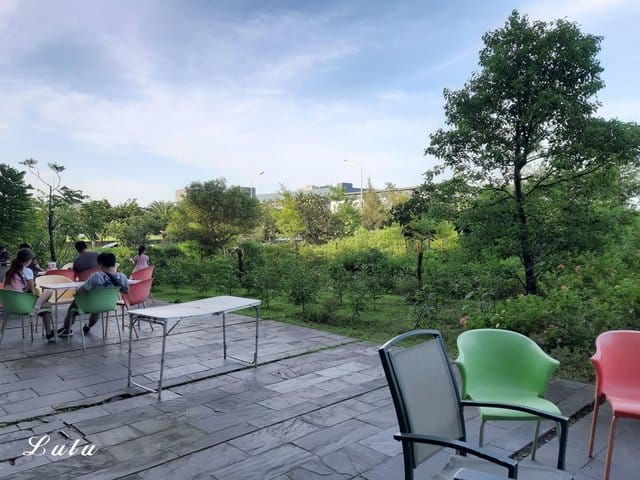 奇麗灣珍奶文化館。宜蘭免費景點推薦。好吃、好玩又好拍。大人、小朋友都喜歡的DIY手搖珍珠奶茶體驗。假日限定/牛排海鮮百匯，燈泡珍奶喝到飽