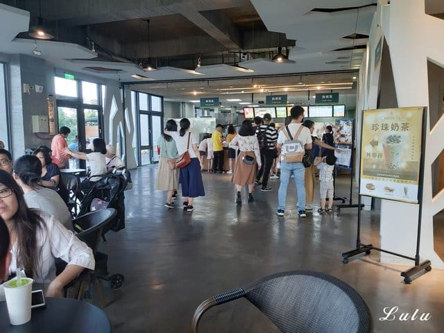 奇麗灣珍奶文化館。宜蘭免費景點推薦。好吃、好玩又好拍。大人、小朋友都喜歡的DIY手搖珍珠奶茶體驗。假日限定/牛排海鮮百匯，燈泡珍奶喝到飽