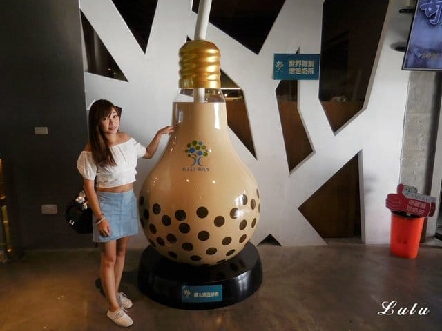 奇麗灣珍奶文化館。宜蘭免費景點推薦。好吃、好玩又好拍。大人、小朋友都喜歡的DIY手搖珍珠奶茶體驗。假日限定/牛排海鮮百匯，燈泡珍奶喝到飽