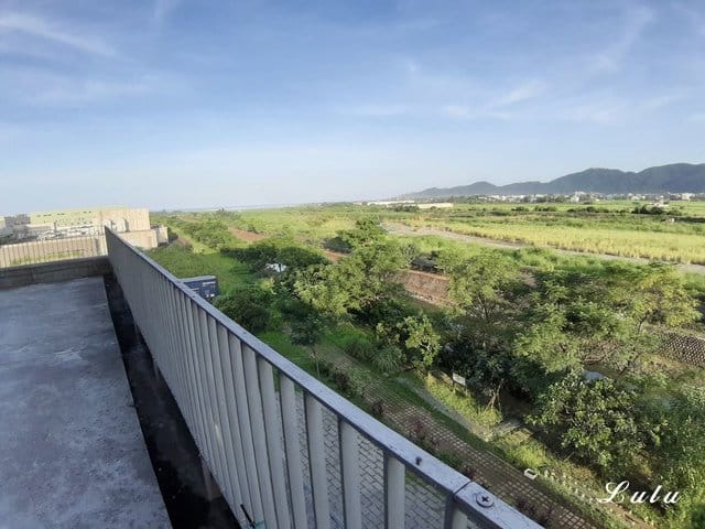 奇麗灣珍奶文化館。宜蘭免費景點推薦。好吃、好玩又好拍。大人、小朋友都喜歡的DIY手搖珍珠奶茶體驗。假日限定/牛排海鮮百匯，燈泡珍奶喝到飽