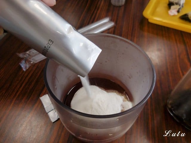 奇麗灣珍奶文化館。宜蘭免費景點推薦。好吃、好玩又好拍。大人、小朋友都喜歡的DIY手搖珍珠奶茶體驗。假日限定/牛排海鮮百匯，燈泡珍奶喝到飽