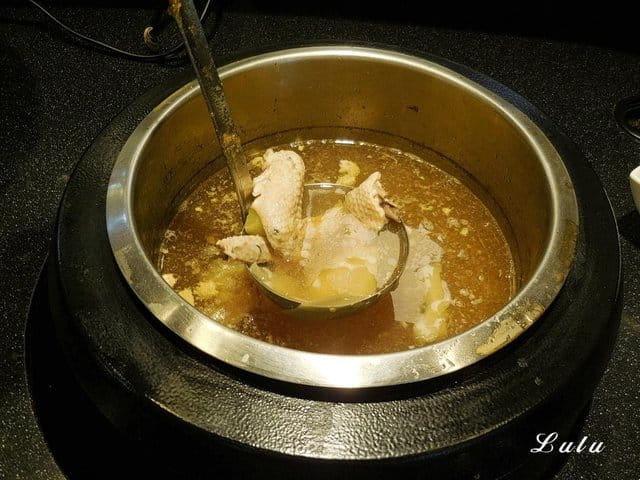 奇麗灣珍奶文化館。宜蘭免費景點推薦。好吃、好玩又好拍。大人、小朋友都喜歡的DIY手搖珍珠奶茶體驗。假日限定/牛排海鮮百匯，燈泡珍奶喝到飽