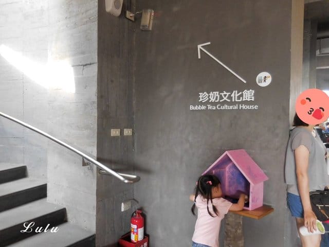 奇麗灣珍奶文化館。宜蘭免費景點推薦。好吃、好玩又好拍。大人、小朋友都喜歡的DIY手搖珍珠奶茶體驗。假日限定/牛排海鮮百匯，燈泡珍奶喝到飽