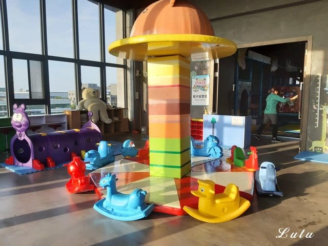 奇麗灣珍奶文化館。宜蘭免費景點推薦。好吃、好玩又好拍。大人、小朋友都喜歡的DIY手搖珍珠奶茶體驗。假日限定/牛排海鮮百匯，燈泡珍奶喝到飽