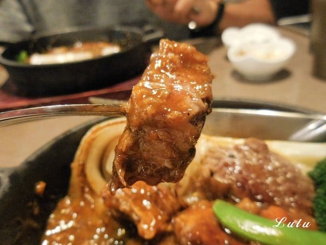 奇麗灣珍奶文化館。宜蘭免費景點推薦。好吃、好玩又好拍。大人、小朋友都喜歡的DIY手搖珍珠奶茶體驗。假日限定/牛排海鮮百匯，燈泡珍奶喝到飽