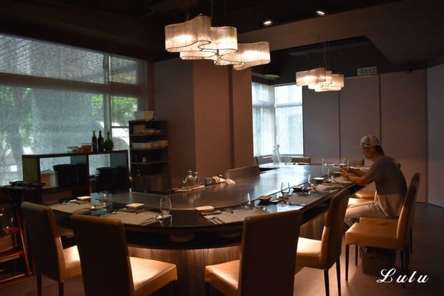 二訪/明水然 無菜單鐵板燒大直店。嚴選新鮮頂級食材，新鮮活抓海鮮，師傅用心烹調出令人銷魂的美味