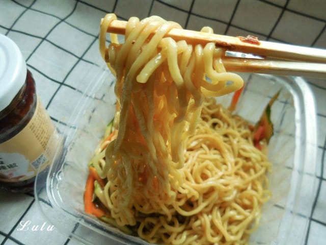 老干媽香菇油辣椒。萬用百搭辣椒醬。每天都在想吃什麼，加一湯匙的老干媽，讓食物不再單調，怎麼吃都吃不膩
