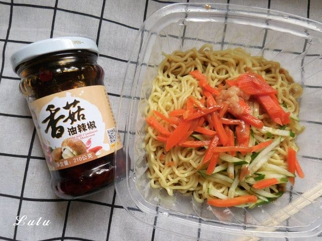 老干媽香菇油辣椒。萬用百搭辣椒醬。每天都在想吃什麼，加一湯匙的老干媽，讓食物不再單調，怎麼吃都吃不膩