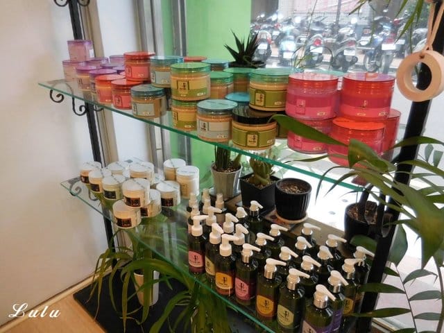 新北新莊Apple9手足芳療SPA。閉上眼沉澱心靈，抽一個最合適自己的芳香精油，利用精油按摩寵愛自己。雙足柔嫩，不怕穿涼鞋露出乾嘛嘛