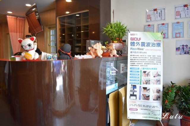 新竹竹中車站/新達文西物理治療所。利用手法循序漸進的舒緩不適處，展開筋骨。按摩槍治療。適合頸肩酸痛、 下背痛、手腳酸痛麻、顳頷關節疼痛、坐骨神經痛、脊椎退化壓迫、脊椎矯正、扭/挫傷、落枕、五十肩