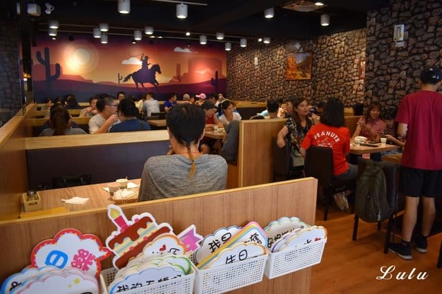 人从众厚切牛排館復興店。復興牛排/近捷運大安站步行5分鐘腳程。重量級/頂級沙朗16oz超厚切，滿足你的味蕾同時在視覺上也是種享受，假日就該好好犒賞自己一下