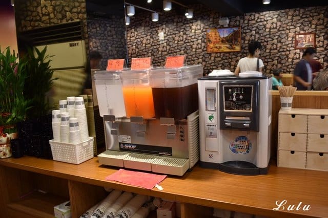 人从众厚切牛排館復興店。復興牛排/近捷運大安站步行5分鐘腳程。重量級/頂級沙朗16oz超厚切，滿足你的味蕾同時在視覺上也是種享受，假日就該好好犒賞自己一下