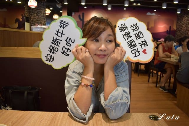 人从众厚切牛排館復興店。復興牛排/近捷運大安站步行5分鐘腳程。重量級/頂級沙朗16oz超厚切，滿足你的味蕾同時在視覺上也是種享受，假日就該好好犒賞自己一下