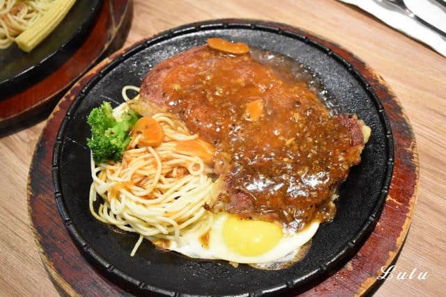 人从众厚切牛排館復興店。復興牛排/近捷運大安站步行5分鐘腳程。重量級/頂級沙朗16oz超厚切，滿足你的味蕾同時在視覺上也是種享受，假日就該好好犒賞自己一下