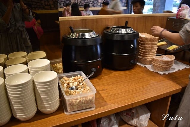 人从众厚切牛排館復興店。復興牛排/近捷運大安站步行5分鐘腳程。重量級/頂級沙朗16oz超厚切，滿足你的味蕾同時在視覺上也是種享受，假日就該好好犒賞自己一下