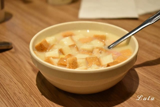 人从众厚切牛排館復興店。復興牛排/近捷運大安站步行5分鐘腳程。重量級/頂級沙朗16oz超厚切，滿足你的味蕾同時在視覺上也是種享受，假日就該好好犒賞自己一下