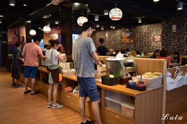 人从众厚切牛排館復興店。復興牛排/近捷運大安站步行5分鐘腳程。重量級/頂級沙朗16oz超厚切，滿足你的味蕾同時在視覺上也是種享受，假日就該好好犒賞自己一下