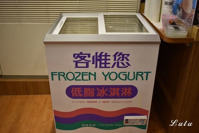 人从众厚切牛排館復興店。復興牛排/近捷運大安站步行5分鐘腳程。重量級/頂級沙朗16oz超厚切，滿足你的味蕾同時在視覺上也是種享受，假日就該好好犒賞自己一下