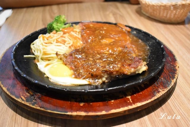 人从众厚切牛排館復興店。復興牛排/近捷運大安站步行5分鐘腳程。重量級/頂級沙朗16oz超厚切，滿足你的味蕾同時在視覺上也是種享受，假日就該好好犒賞自己一下