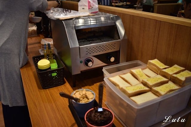 人从众厚切牛排館復興店。復興牛排/近捷運大安站步行5分鐘腳程。重量級/頂級沙朗16oz超厚切，滿足你的味蕾同時在視覺上也是種享受，假日就該好好犒賞自己一下