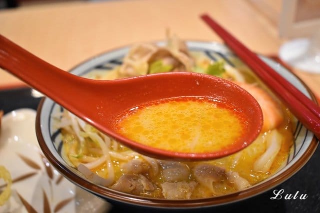 丸亀製麵。新品上市。海鮮叻沙烏龍麵。全球最大日式連鎖烏龍麵店。現場製作的手作烏龍麵，經過冷水冰鎮後的烏龍麵，Q彈有勁
