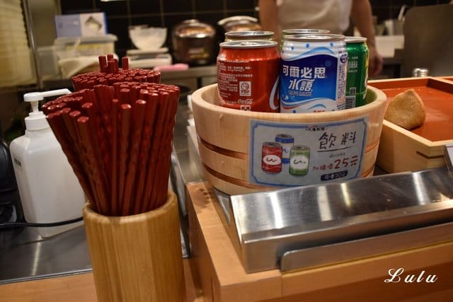 丸亀製麵。新品上市。海鮮叻沙烏龍麵。全球最大日式連鎖烏龍麵店。現場製作的手作烏龍麵，經過冷水冰鎮後的烏龍麵，Q彈有勁