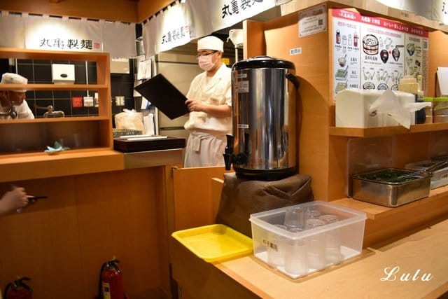 丸亀製麵。新品上市。海鮮叻沙烏龍麵。全球最大日式連鎖烏龍麵店。現場製作的手作烏龍麵，經過冷水冰鎮後的烏龍麵，Q彈有勁