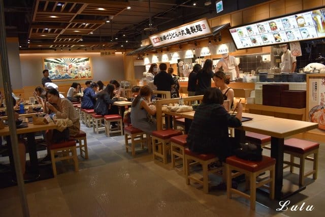 丸亀製麵。新品上市。海鮮叻沙烏龍麵。全球最大日式連鎖烏龍麵店。現場製作的手作烏龍麵，經過冷水冰鎮後的烏龍麵，Q彈有勁